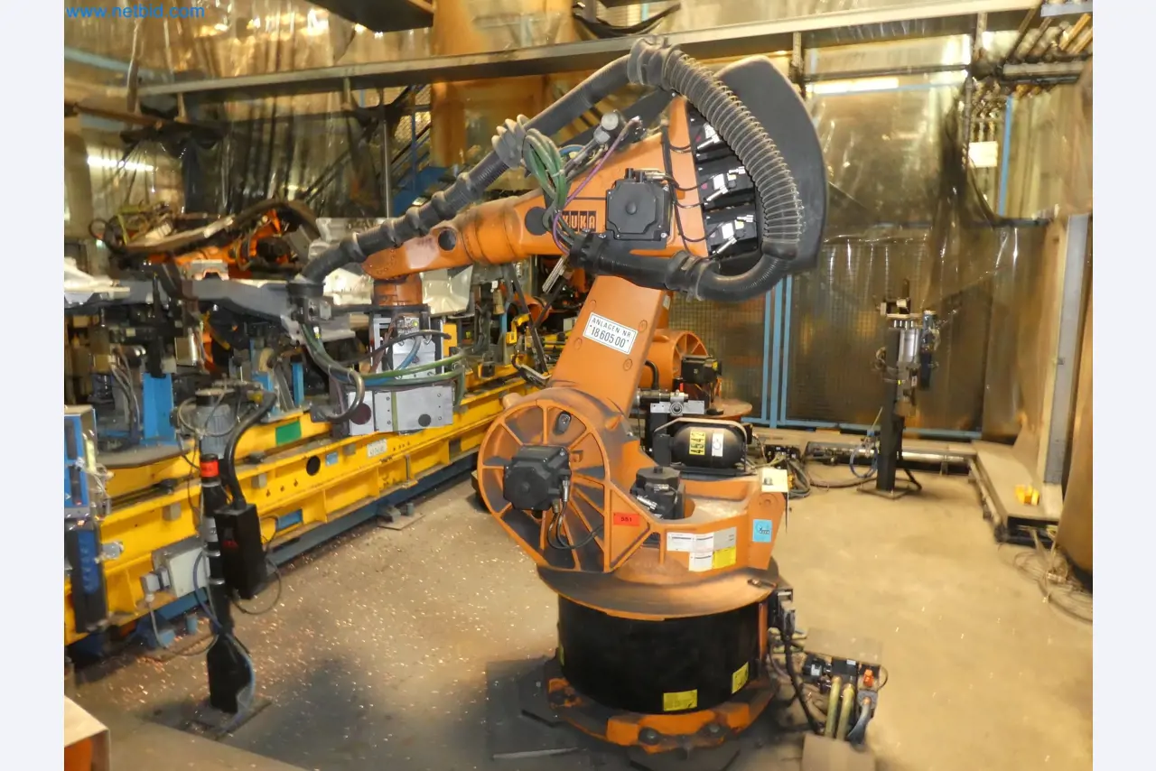 Robots, welding equipment and assembly accessories from the automotive industry-121