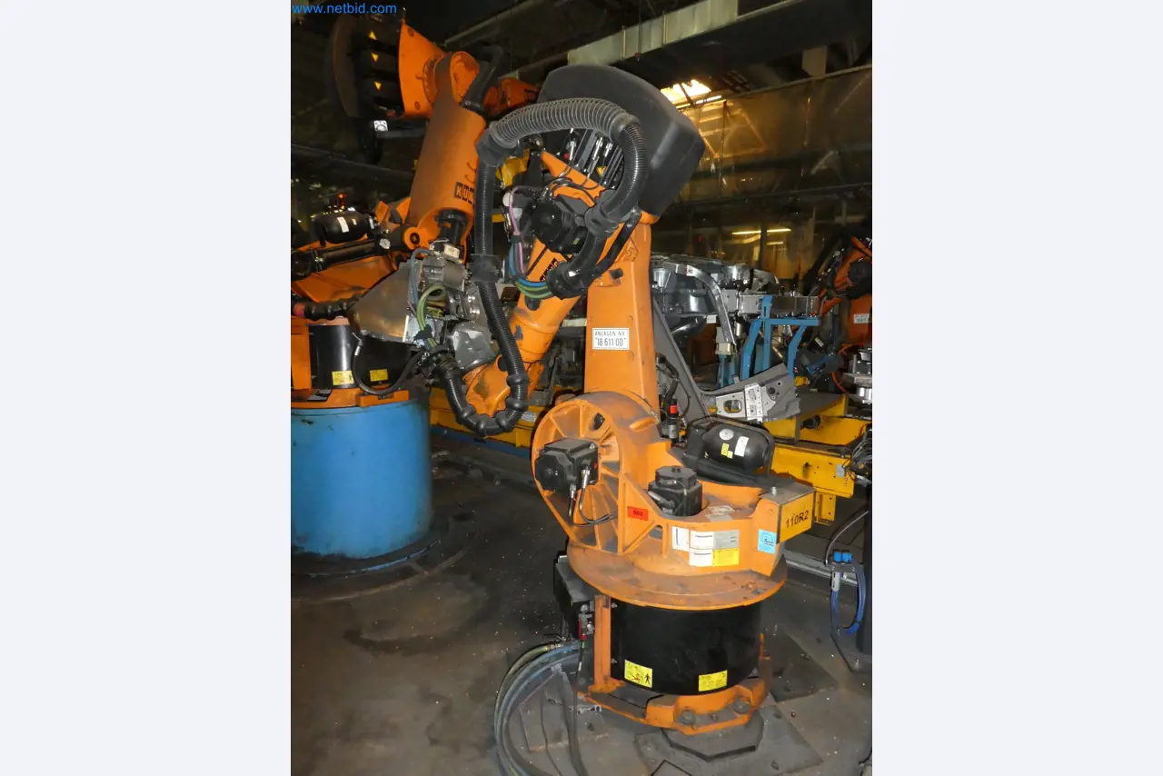 Robots, welding equipment and assembly accessories from the automotive industry-124