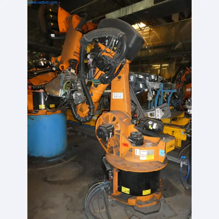 Robots, welding equipment and assembly accessories from the automotive industry-124