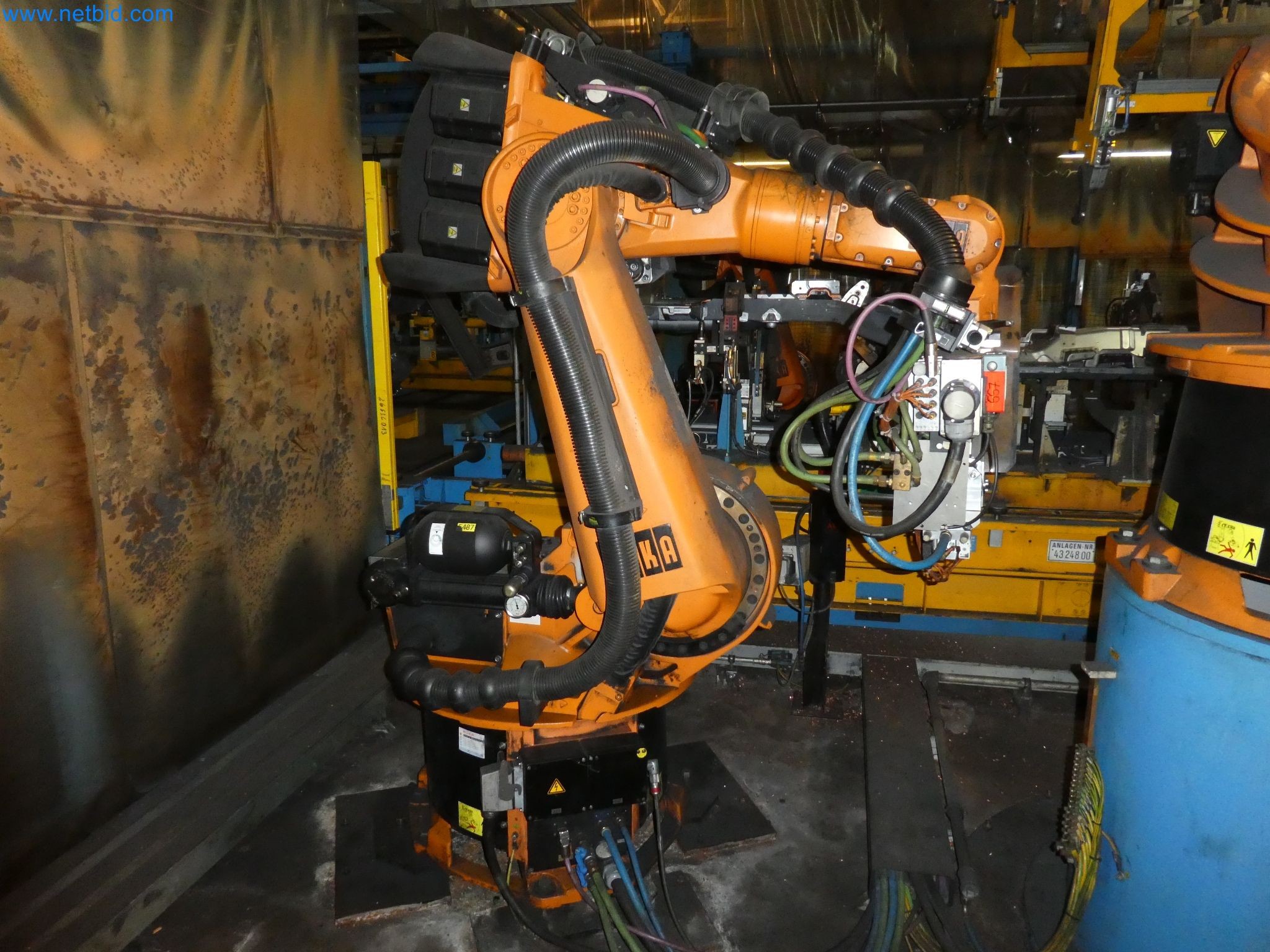 Robots, welding equipment and assembly accessories from the automotive industry-130