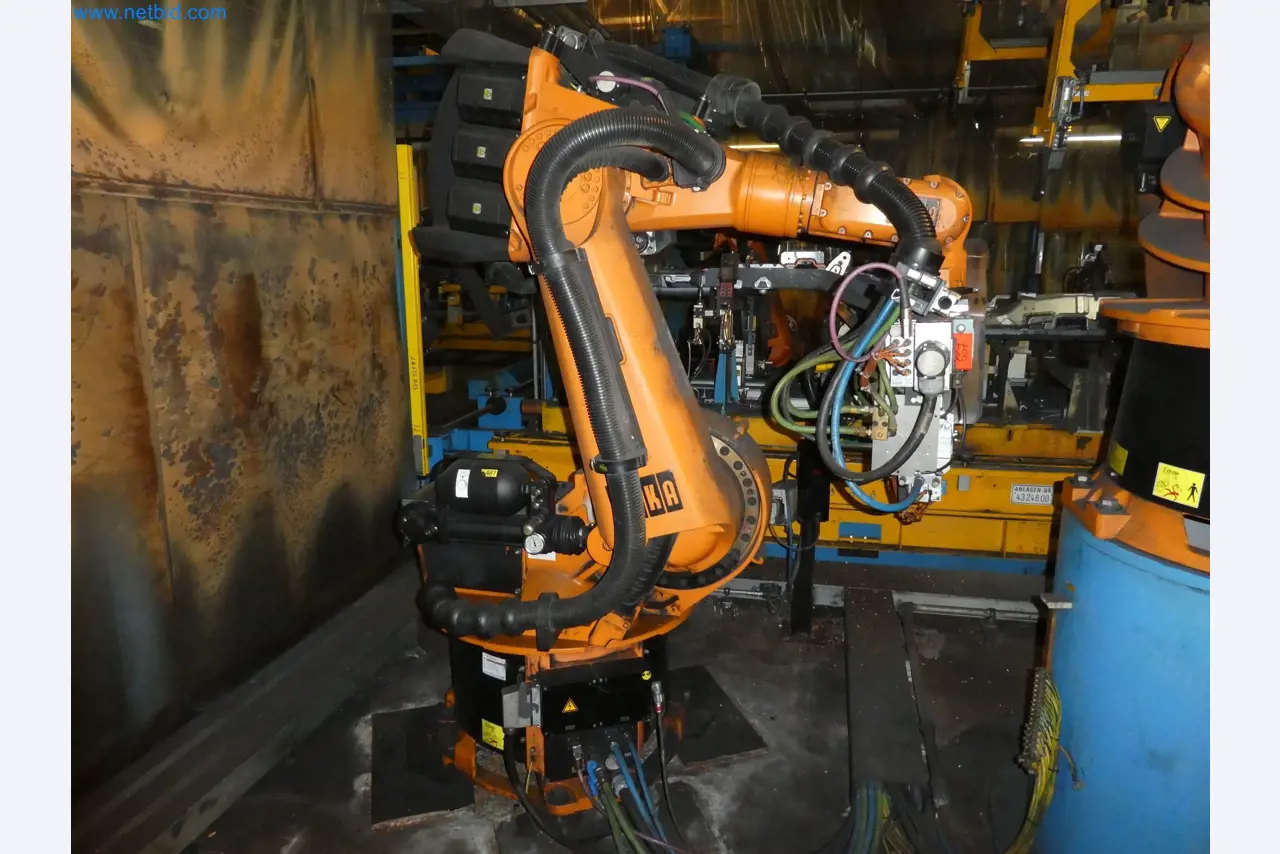 Robots, welding equipment and assembly accessories from the automotive industry-130