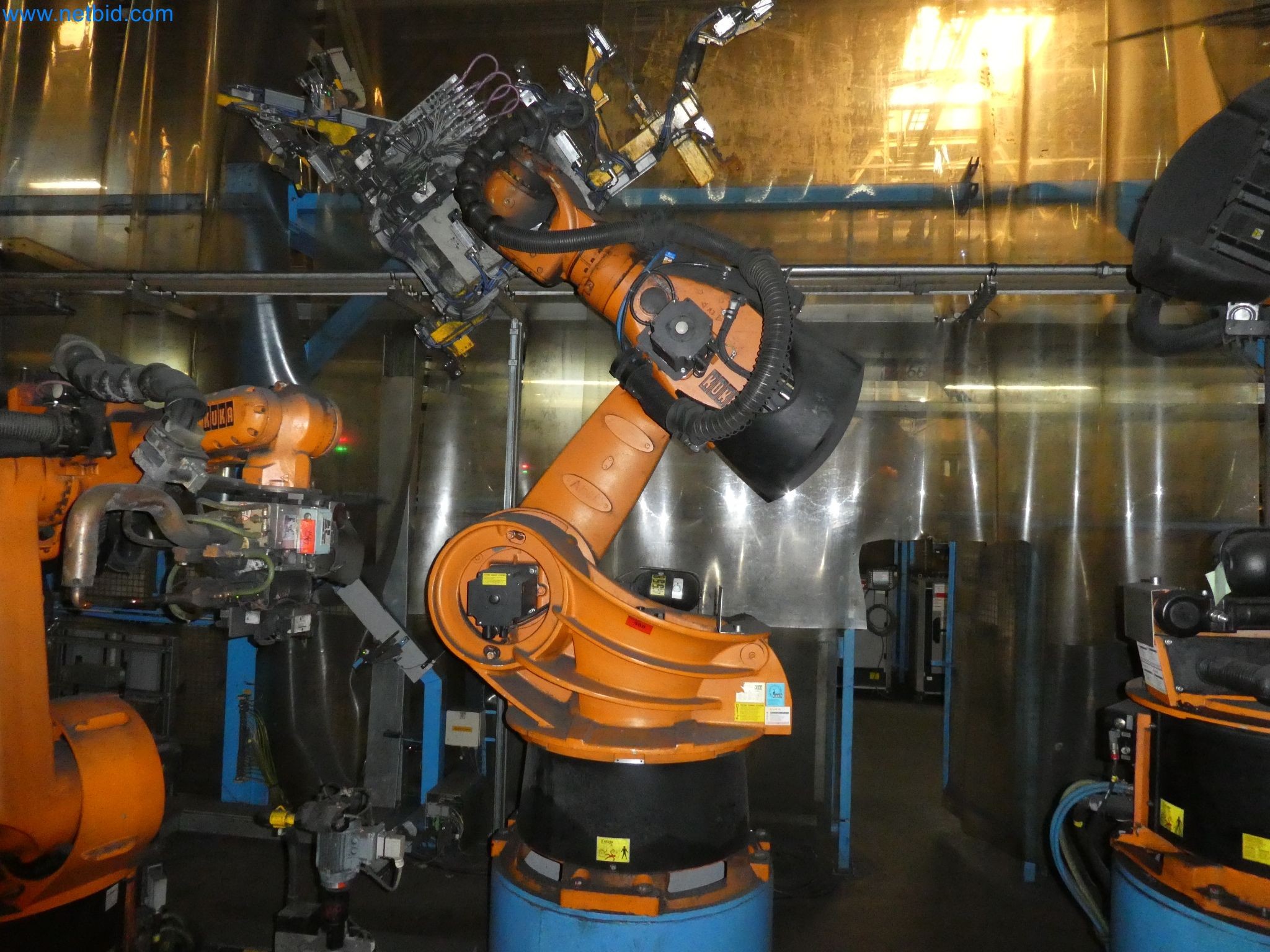 Robots, welding equipment and assembly accessories from the automotive industry-20