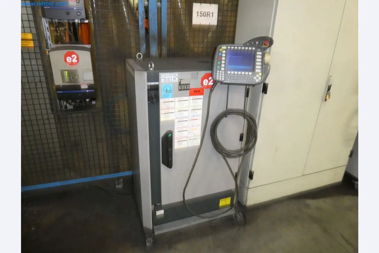 Robots, welding equipment and assembly accessories from the automotive industry-32