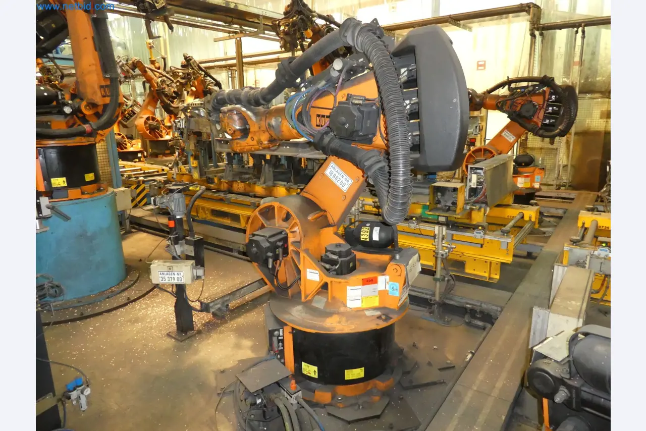 Robots, welding equipment and assembly accessories from the automotive industry-33