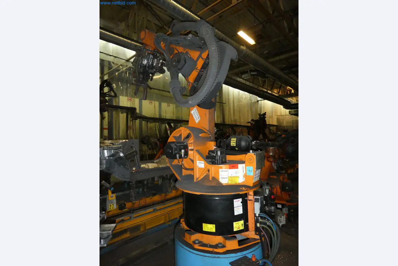 Robots, welding equipment and assembly accessories from the automotive industry-37