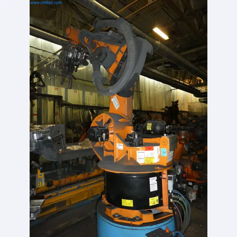 Robots, welding equipment and assembly accessories from the automotive industry-37