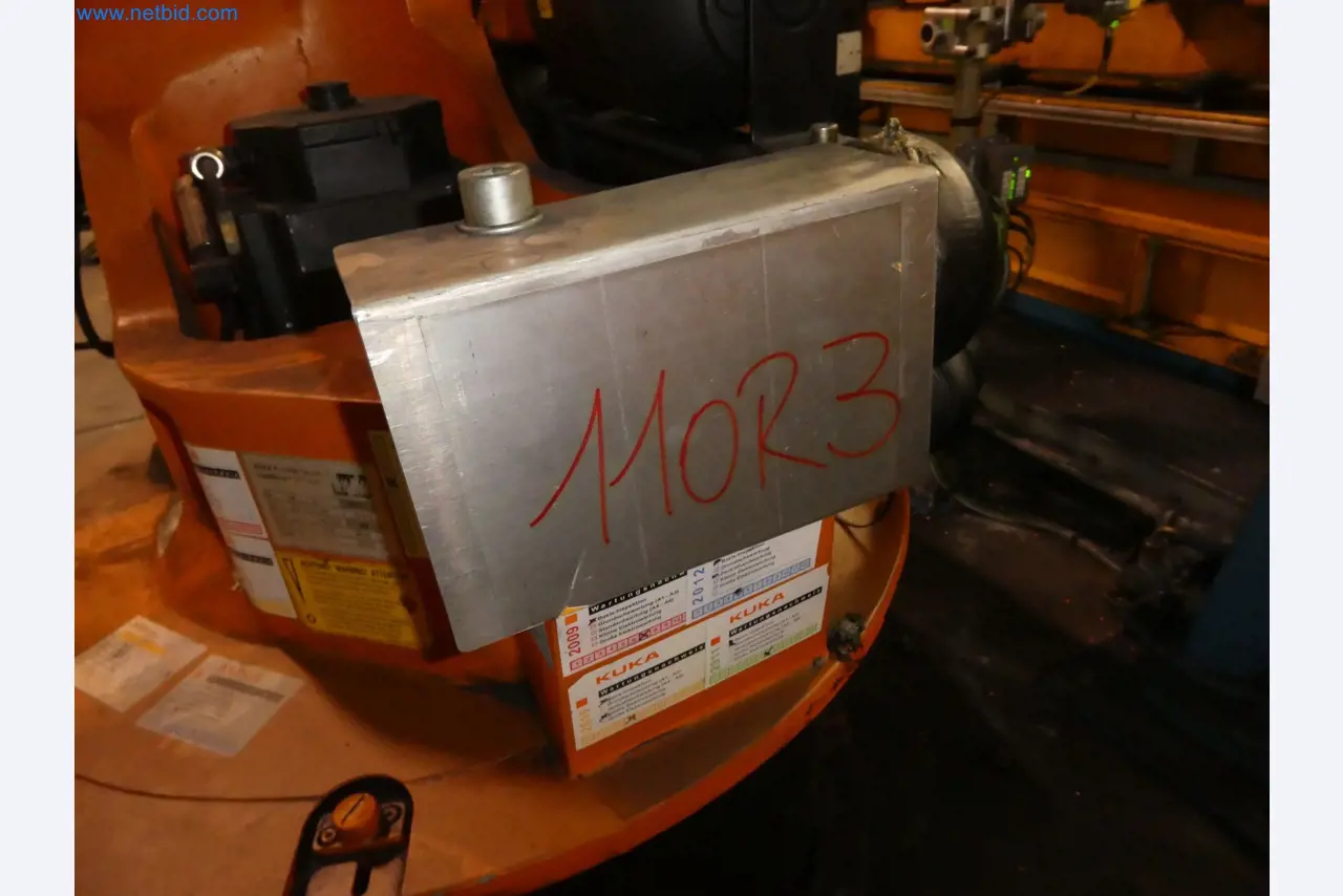 Robots, welding equipment and assembly accessories from the automotive industry-3