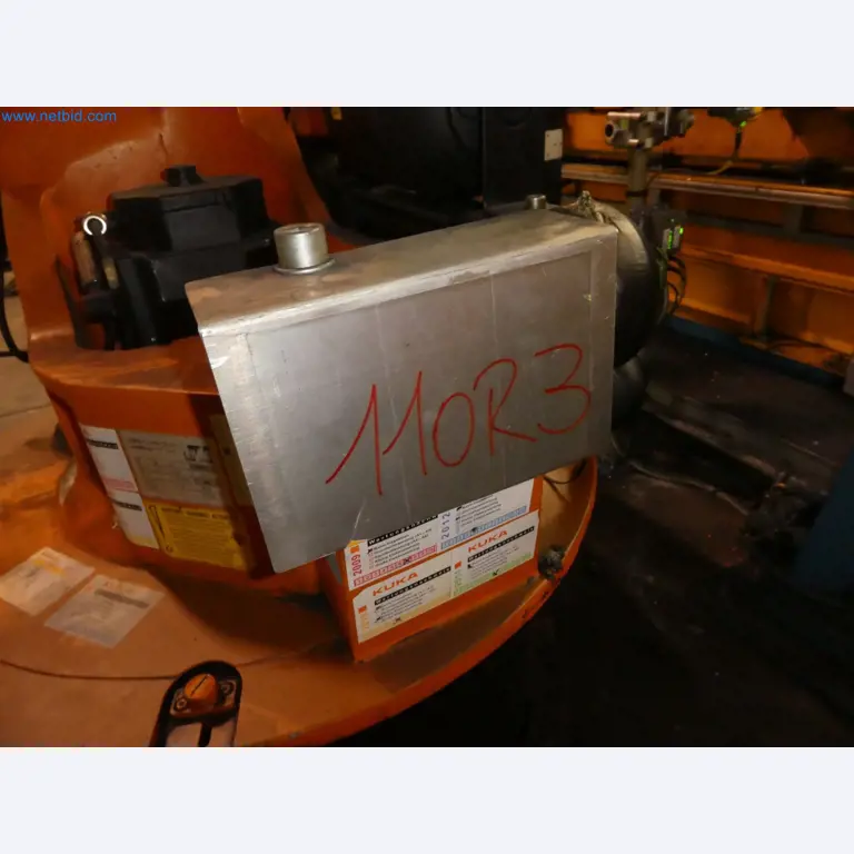 Robots, welding equipment and assembly accessories from the automotive industry-3