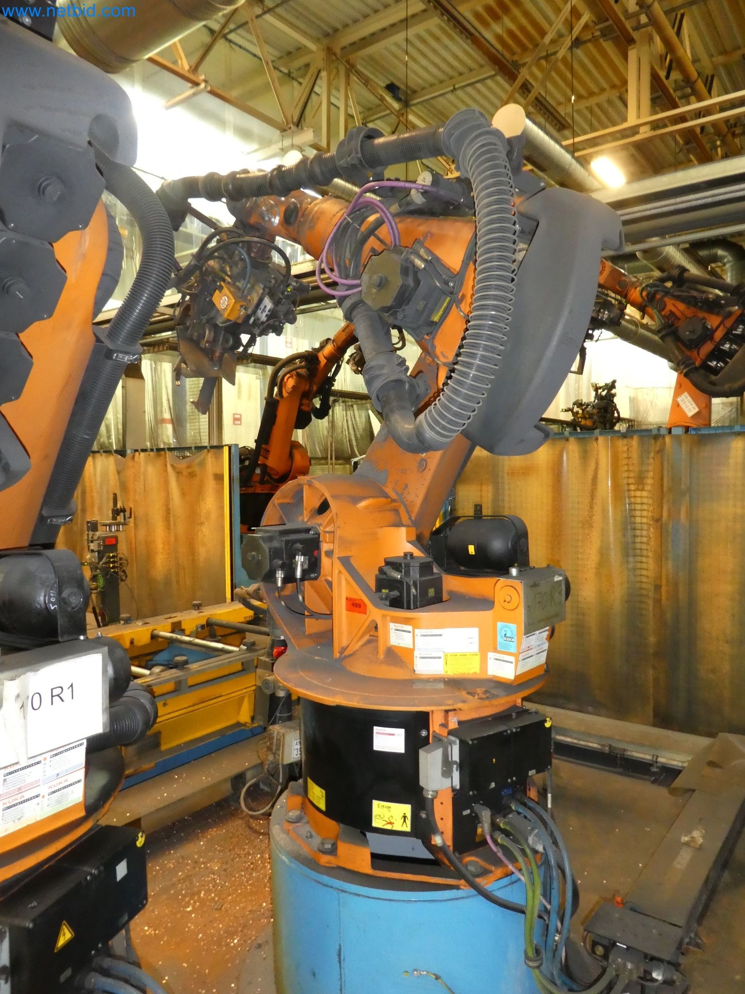 Robots, welding equipment and assembly accessories from the automotive industry-42