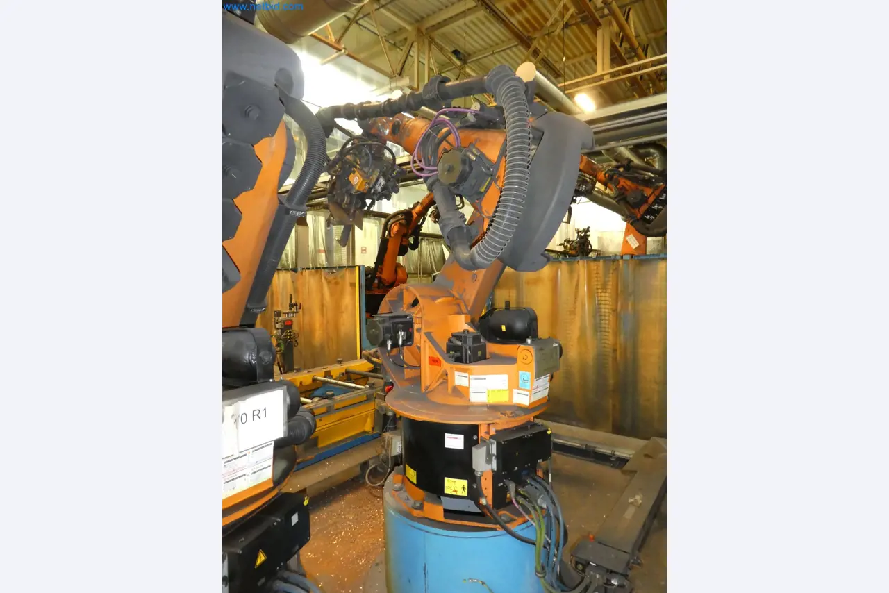 Robots, welding equipment and assembly accessories from the automotive industry-42