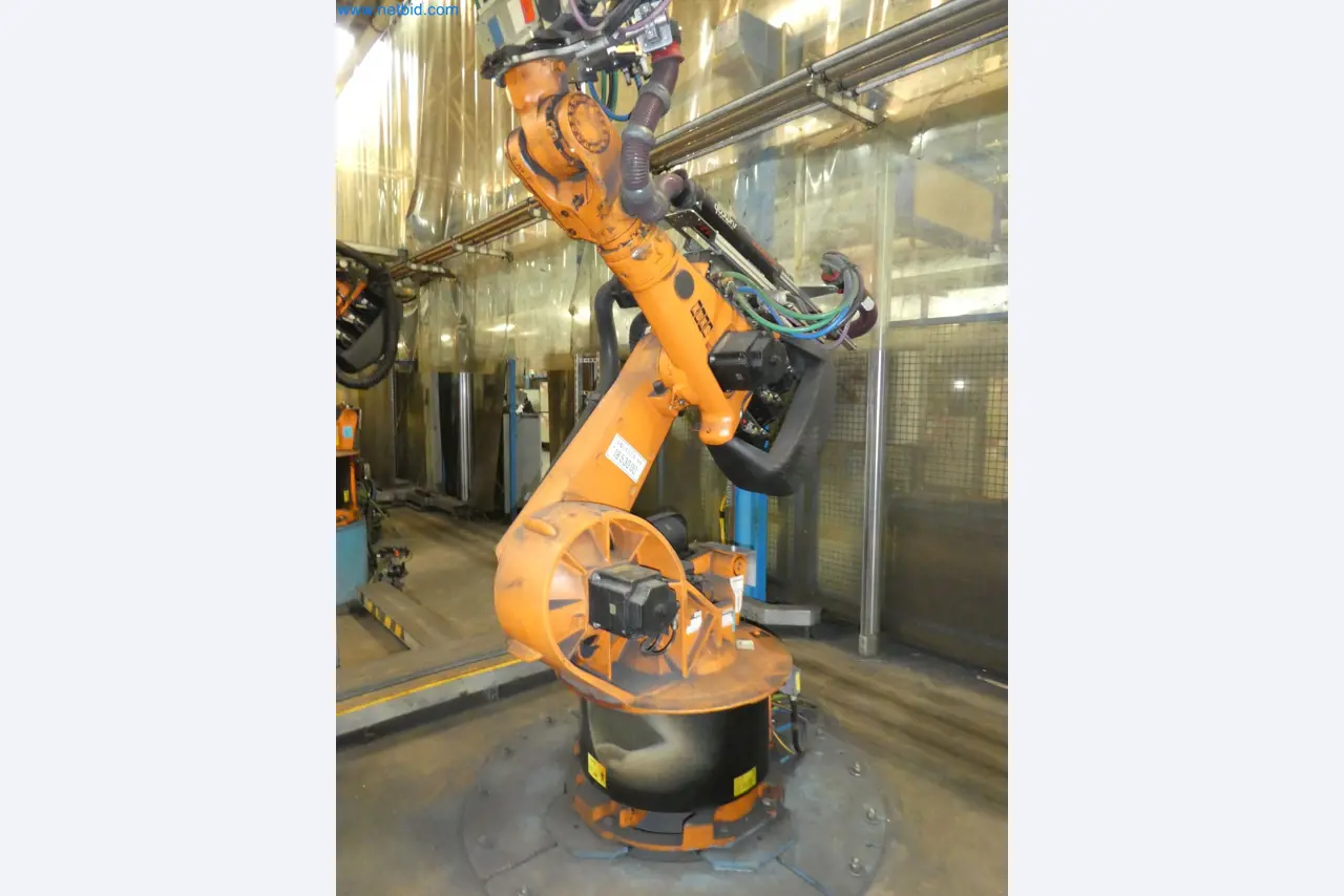 Robots, welding equipment and assembly accessories from the automotive industry-48