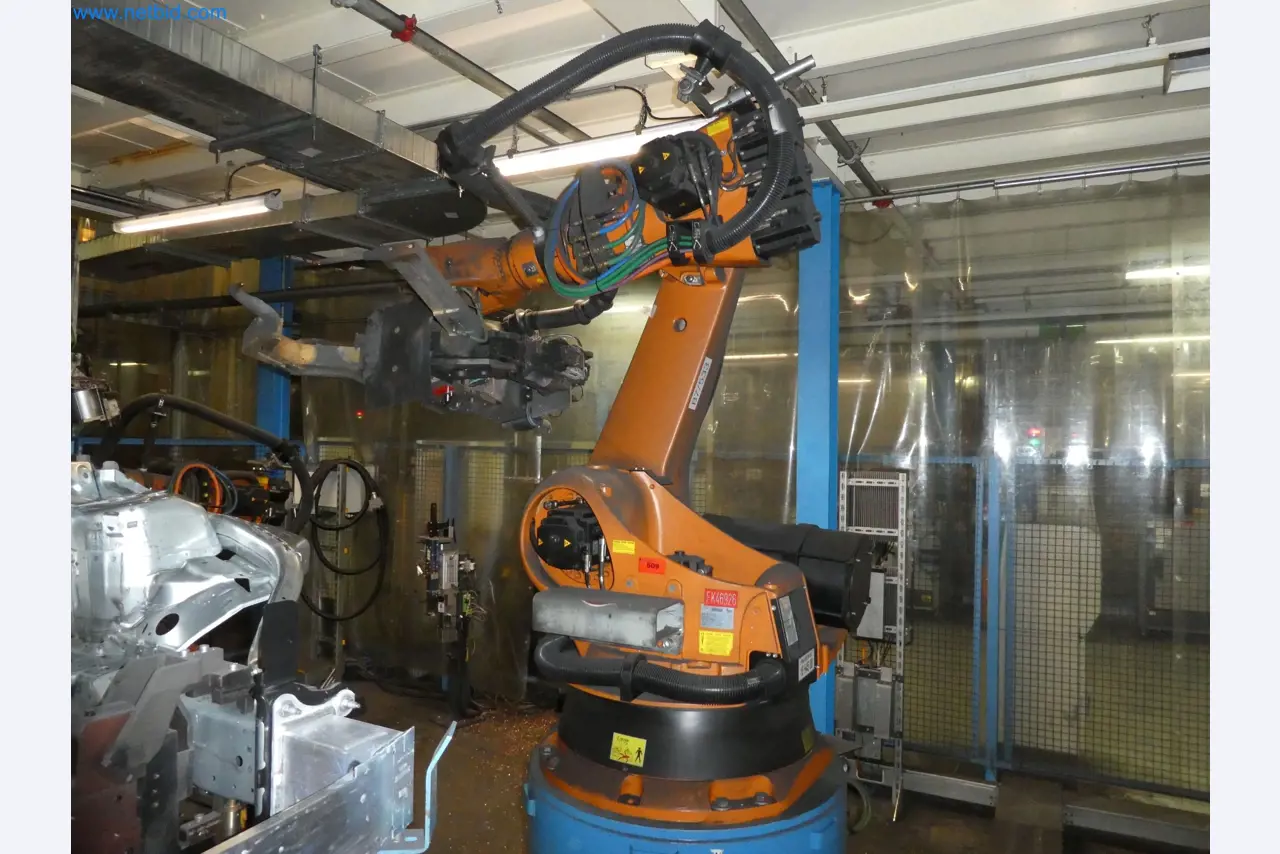 Robots, welding equipment and assembly accessories from the automotive industry-57
