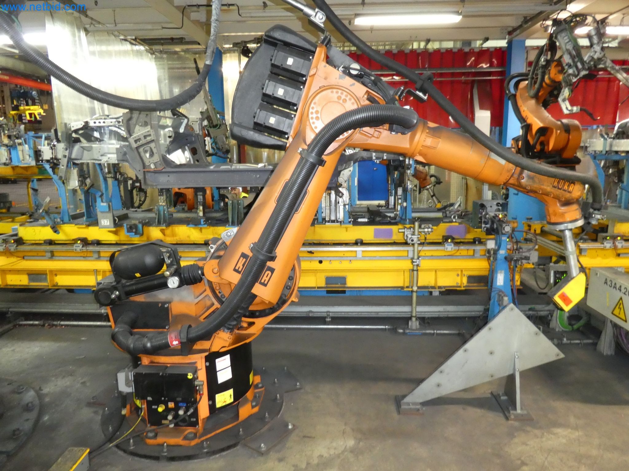 Robots, welding equipment and assembly accessories from the automotive industry-60