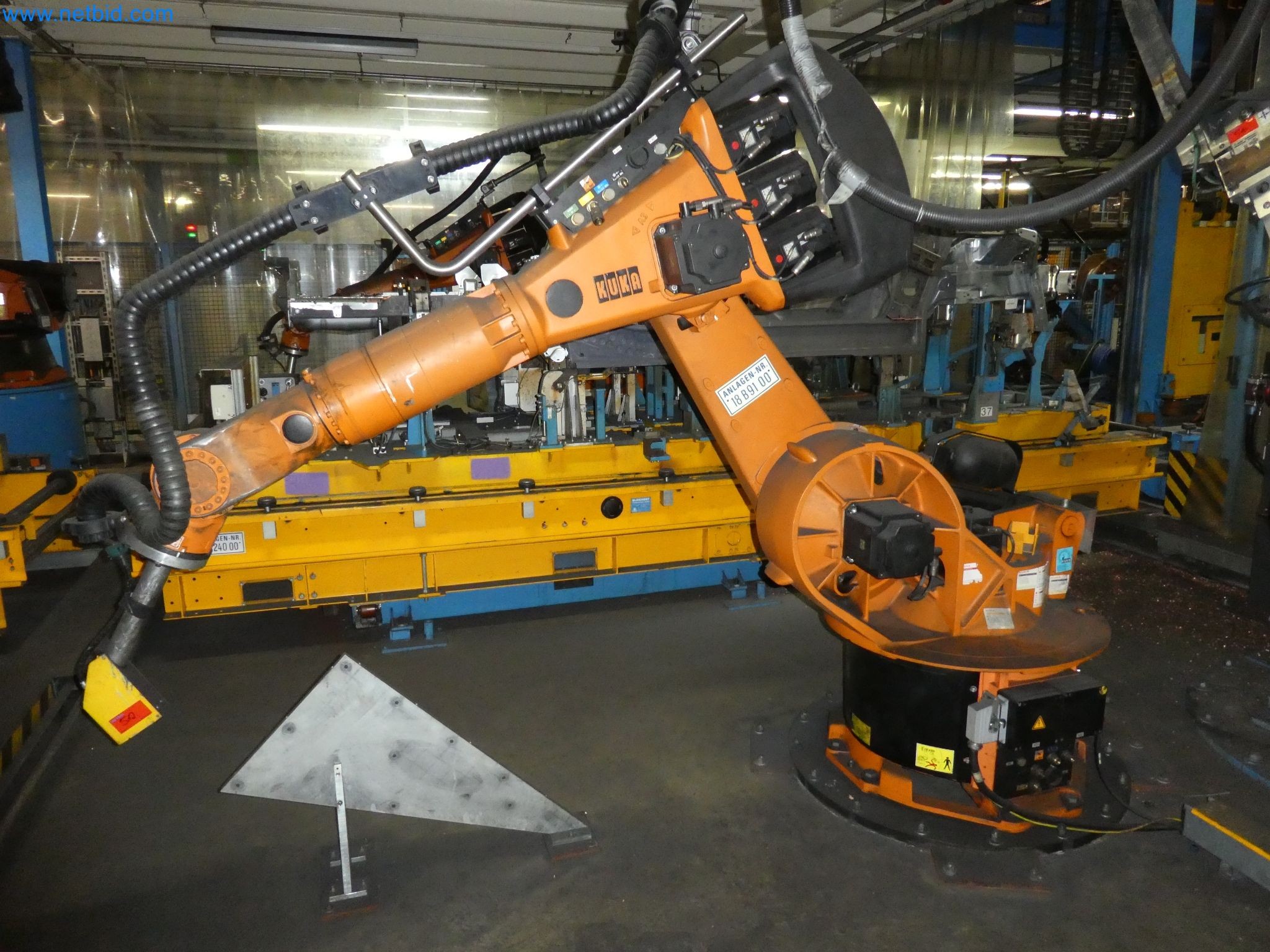Robots, welding equipment and assembly accessories from the automotive industry-66