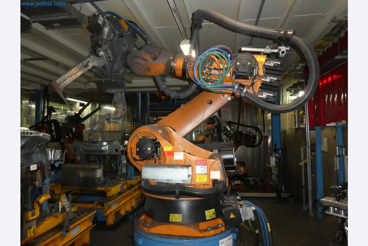 Robots, welding equipment and assembly accessories from the automotive industry-69