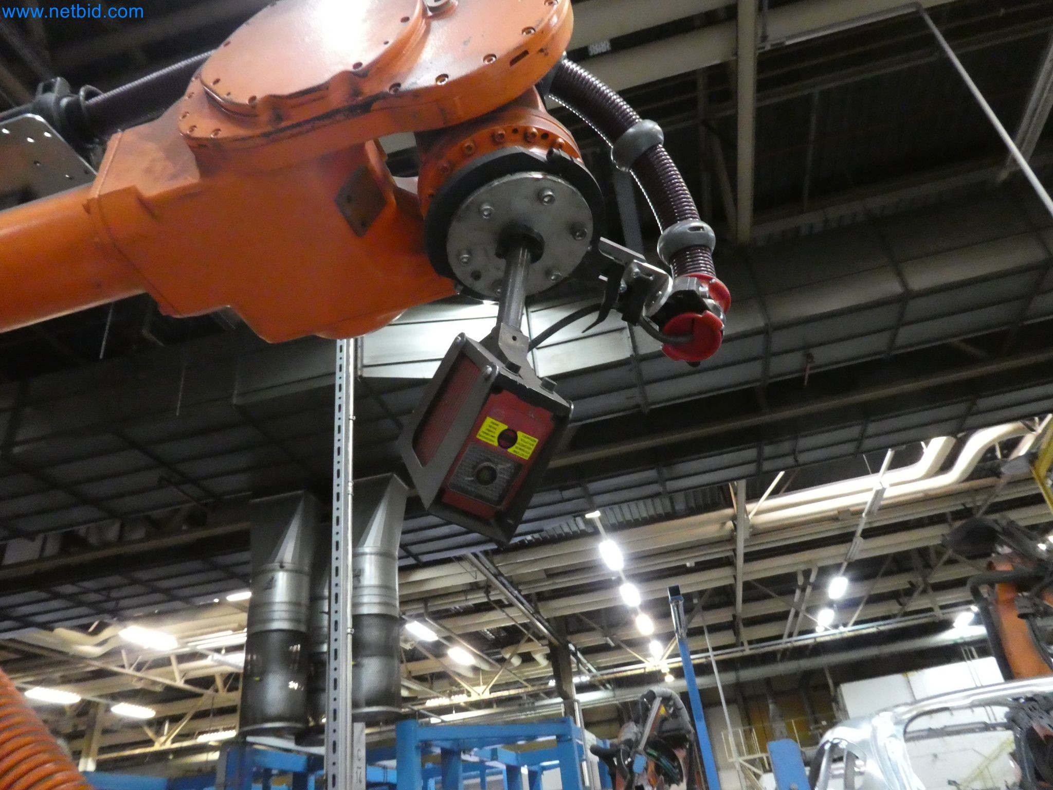 Robots, equipos de soldadura y accesorios de montaje de la industria del automóvil-1