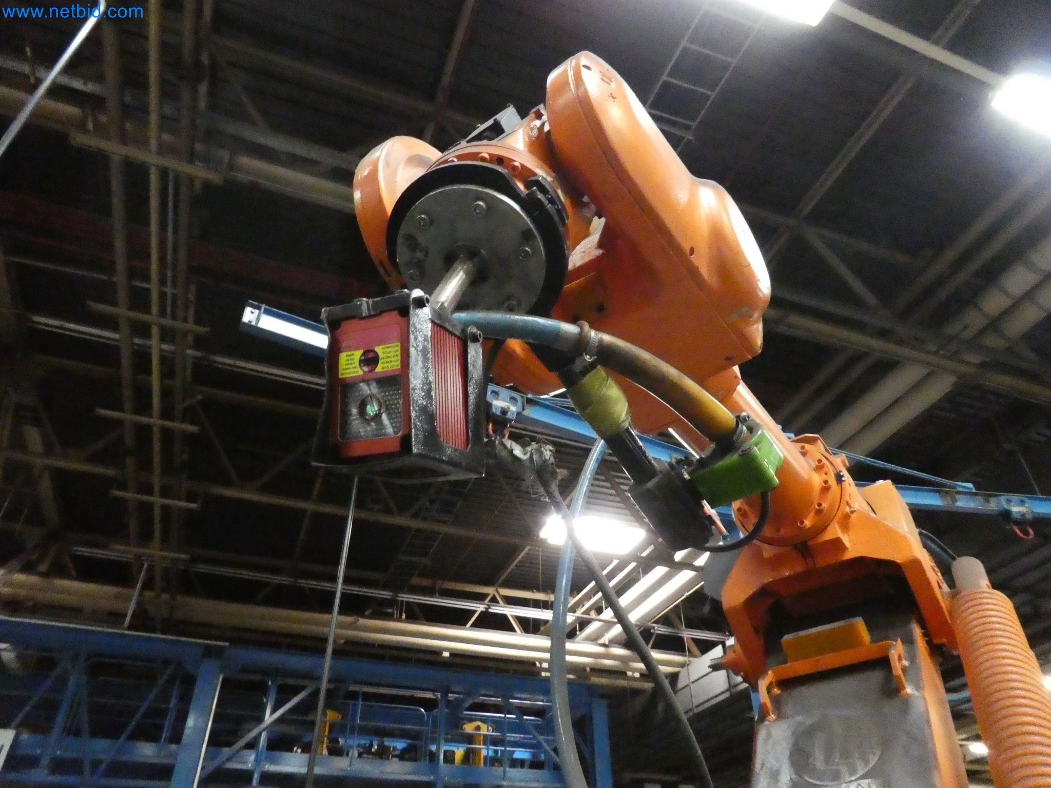 Robots, equipos de soldadura y accesorios de montaje de la industria del automóvil-5