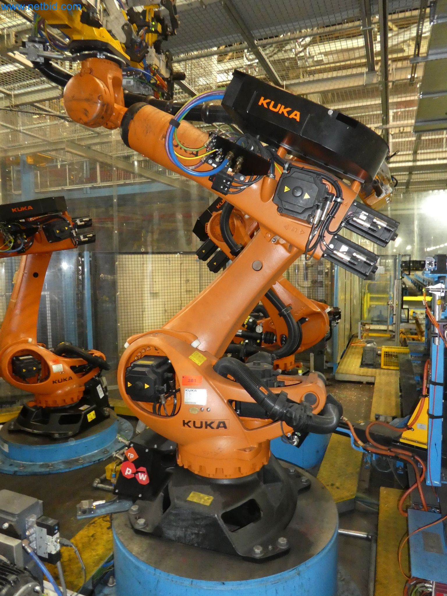 Robots, equipos de soldadura y accesorios de montaje de la industria del automóvil-1