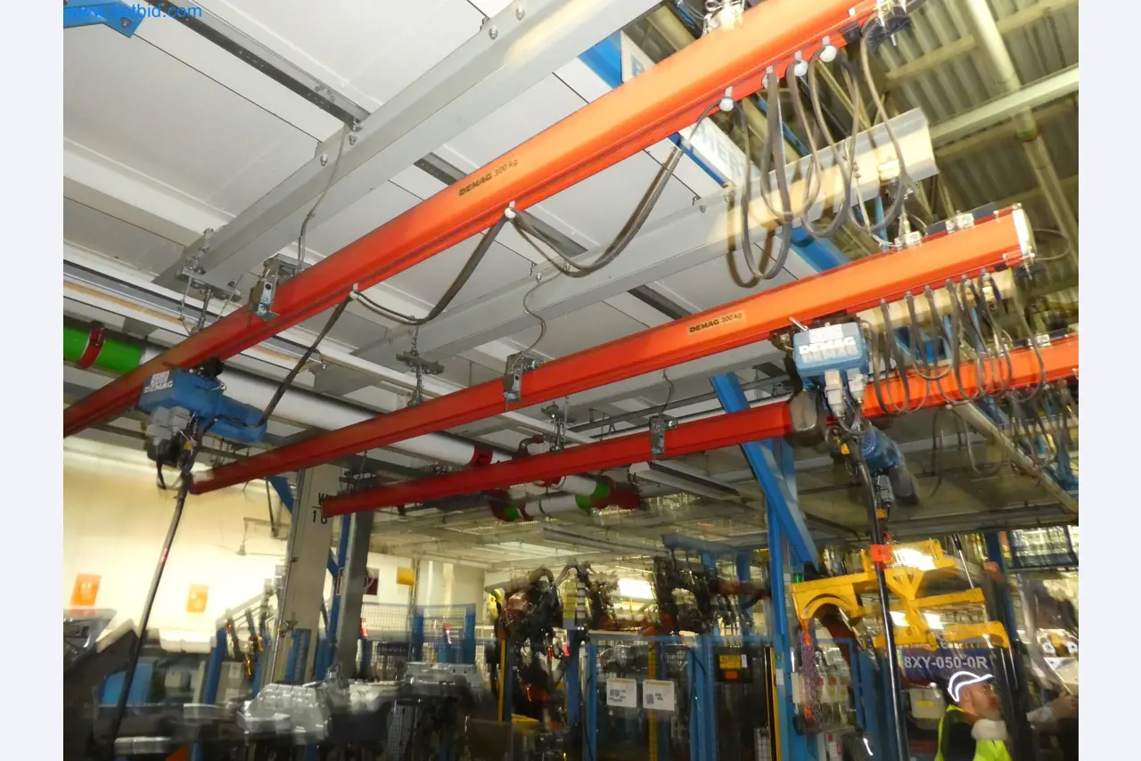 Robots, welding equipment and assembly accessories from the automotive industry-10