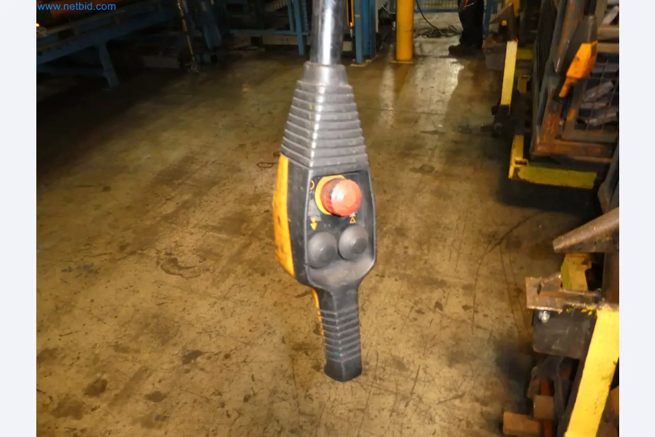 Robots, welding equipment and assembly accessories from the automotive industry-11