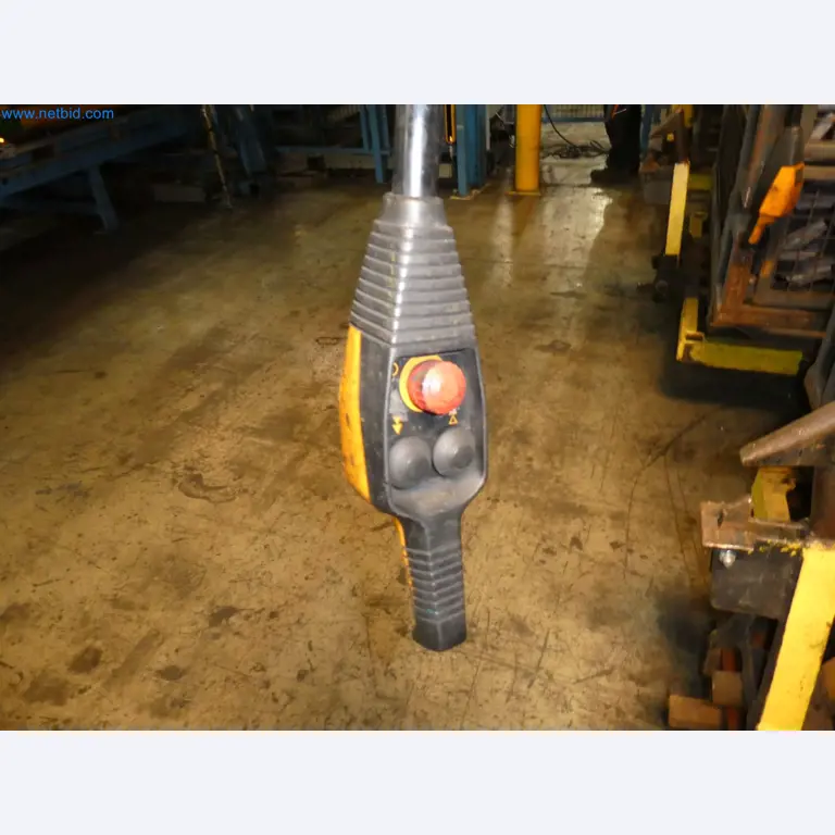 Robots, welding equipment and assembly accessories from the automotive industry-11