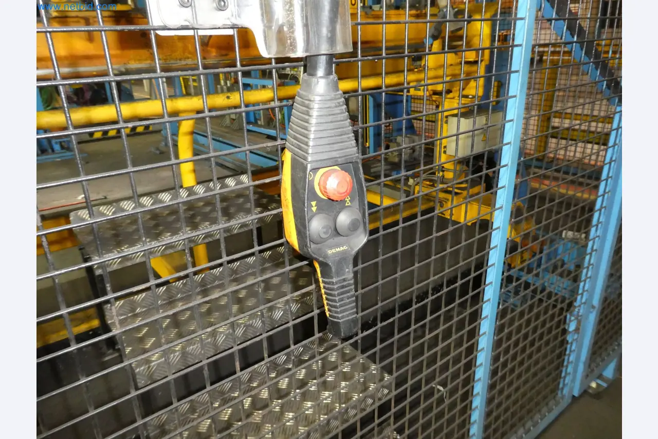 Robots, welding equipment and assembly accessories from the automotive industry-12