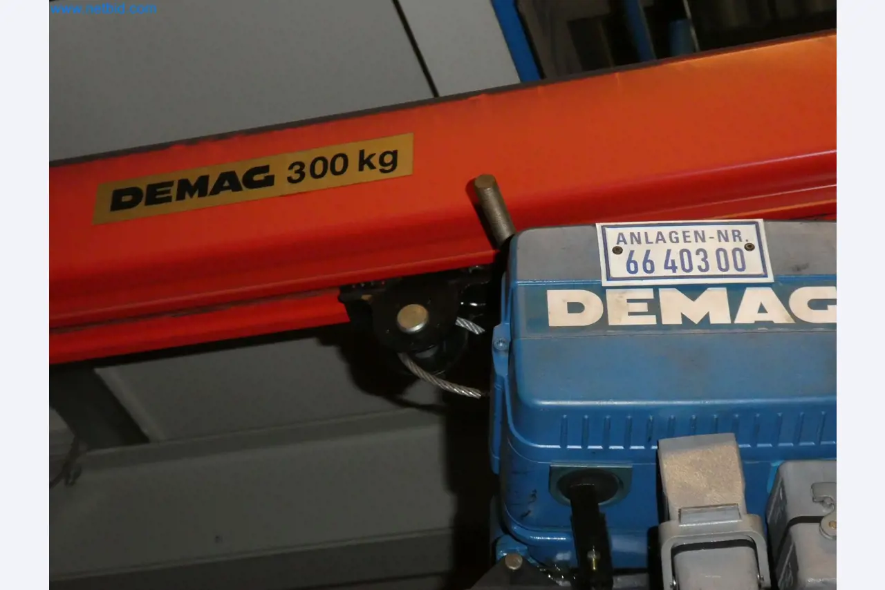 Robots, welding equipment and assembly accessories from the automotive industry-13