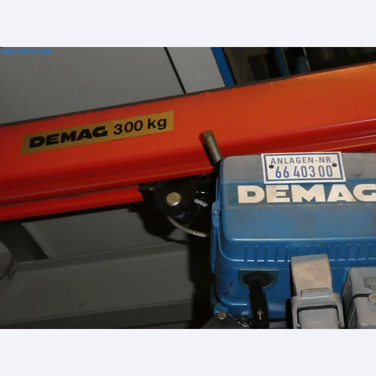 Robots, welding equipment and assembly accessories from the automotive industry-13