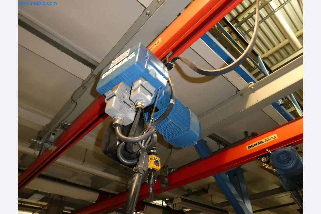 Robots, welding equipment and assembly accessories from the automotive industry-14