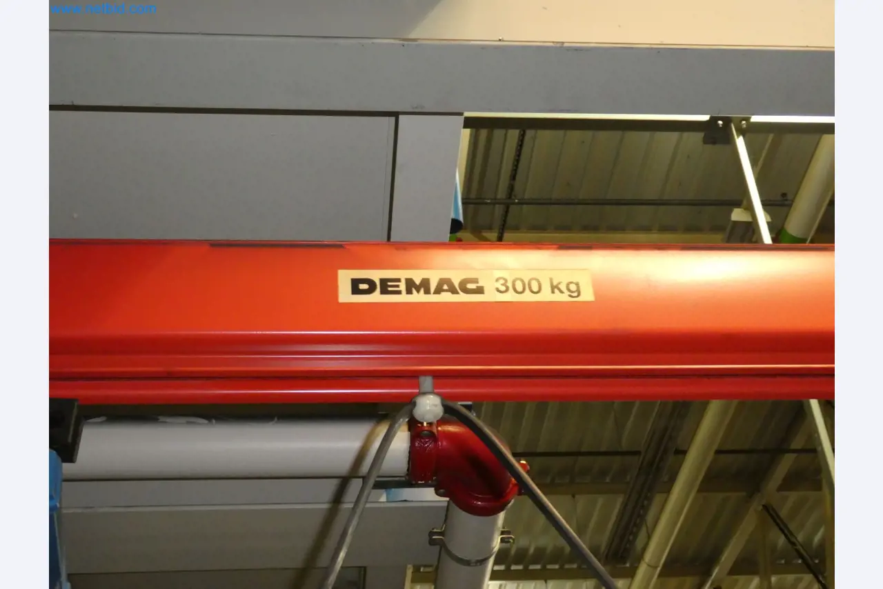 Robots, welding equipment and assembly accessories from the automotive industry-15