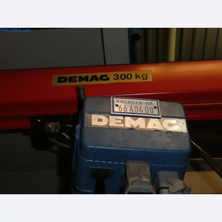 Robots, welding equipment and assembly accessories from the automotive industry-16