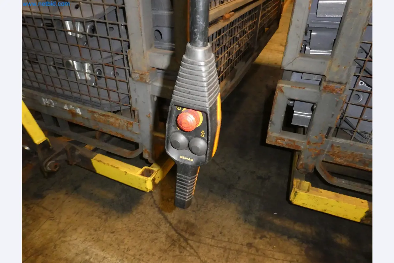 Robots, welding equipment and assembly accessories from the automotive industry-20