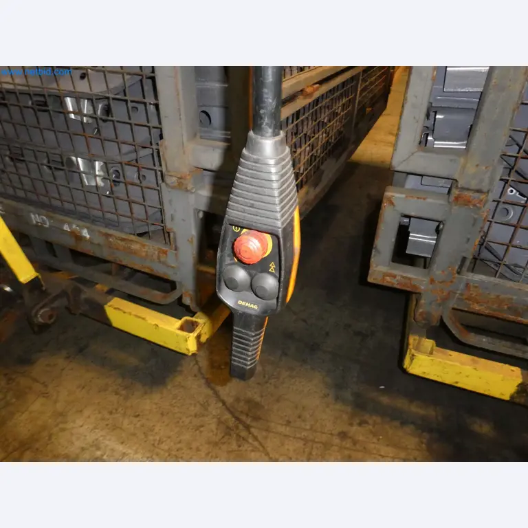 Robots, welding equipment and assembly accessories from the automotive industry-20