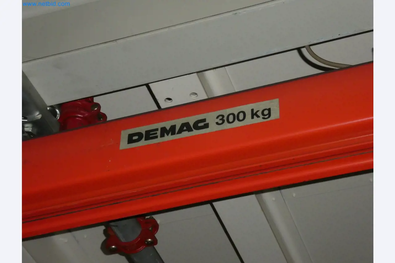 Robots, welding equipment and assembly accessories from the automotive industry-3