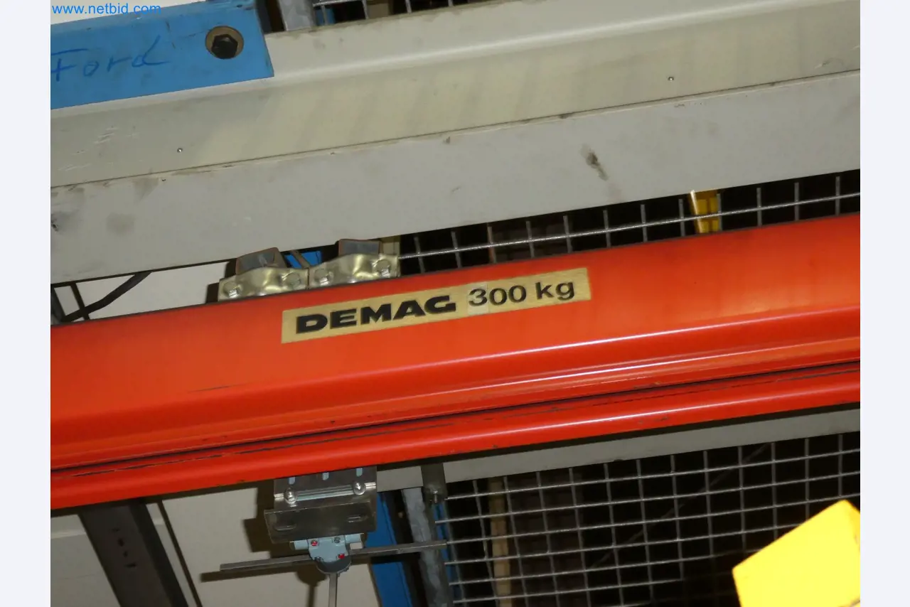 Robots, welding equipment and assembly accessories from the automotive industry-7