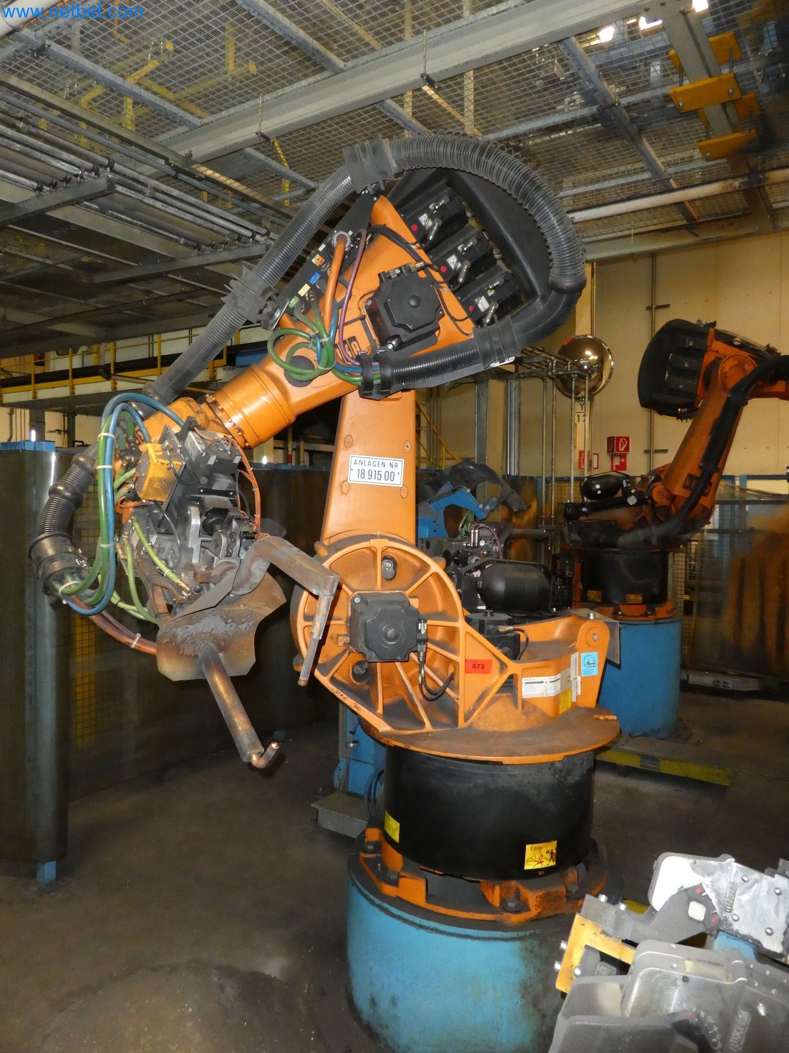 Robots, welding equipment and assembly accessories from the automotive industry-10