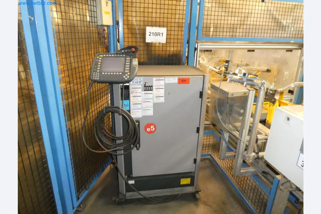 Robots, welding equipment and assembly accessories from the automotive industry-113