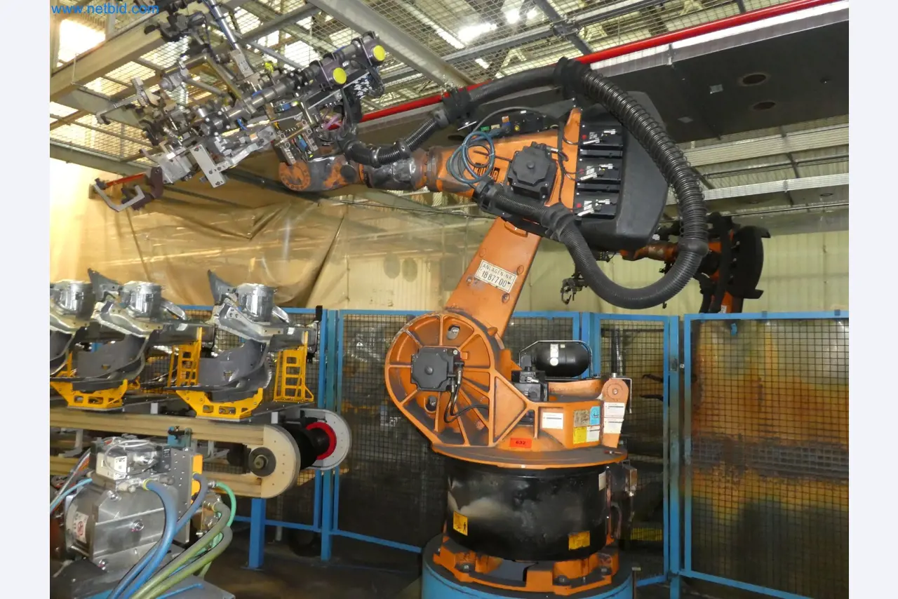 Robots, welding equipment and assembly accessories from the automotive industry-115