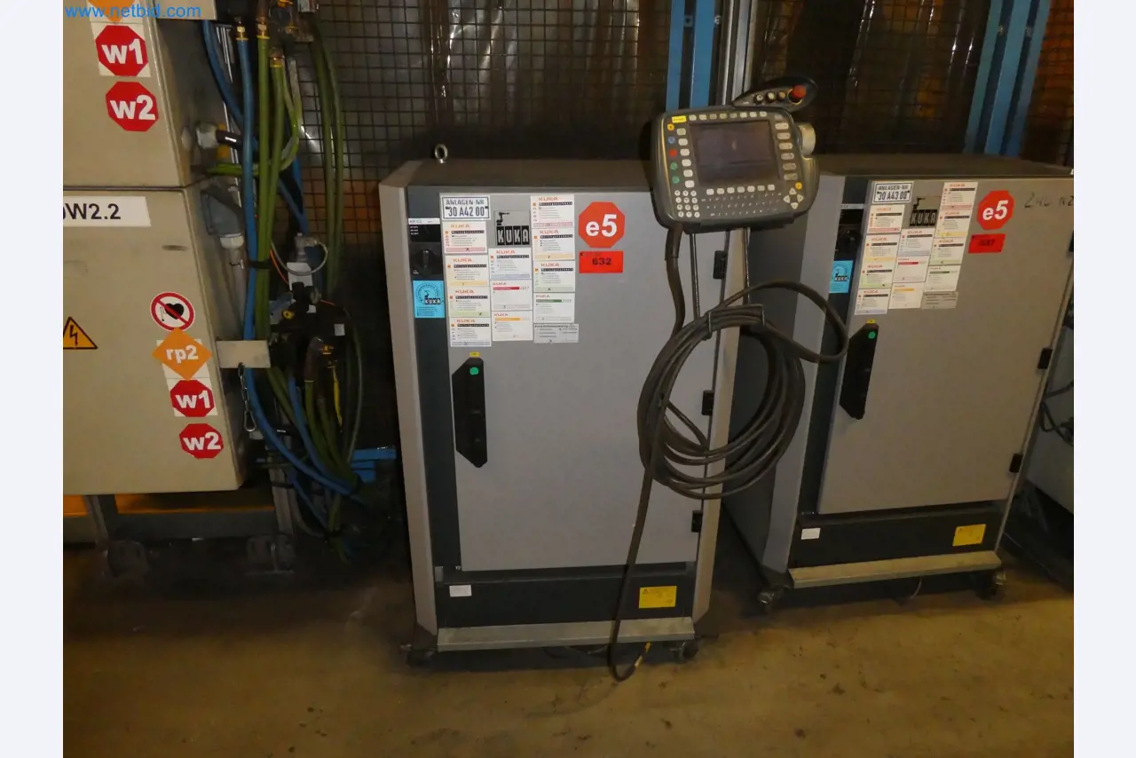 Robots, welding equipment and assembly accessories from the automotive industry-116