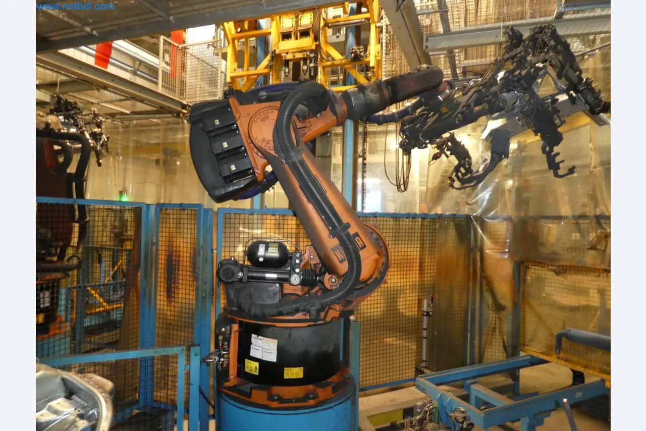 Robots, welding equipment and assembly accessories from the automotive industry-122