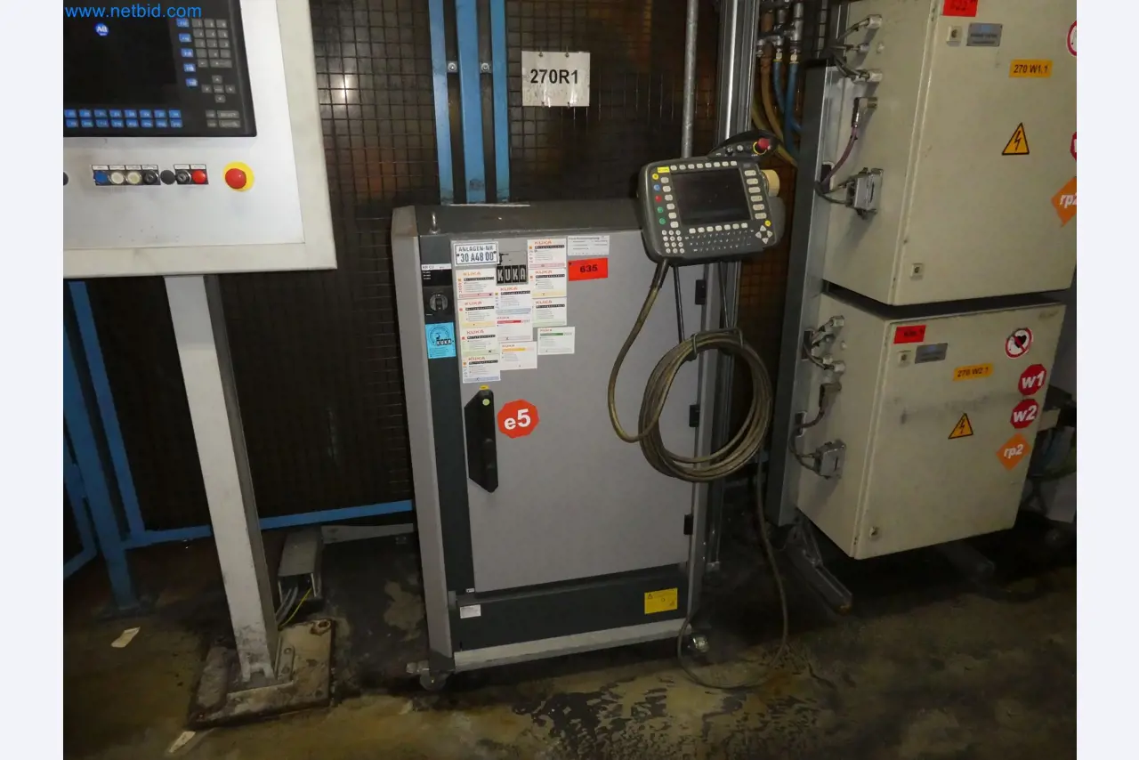 Robots, welding equipment and assembly accessories from the automotive industry-124