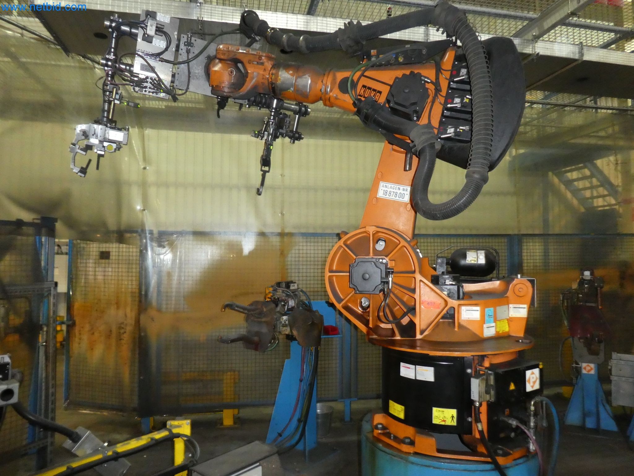 Robots, welding equipment and assembly accessories from the automotive industry-126