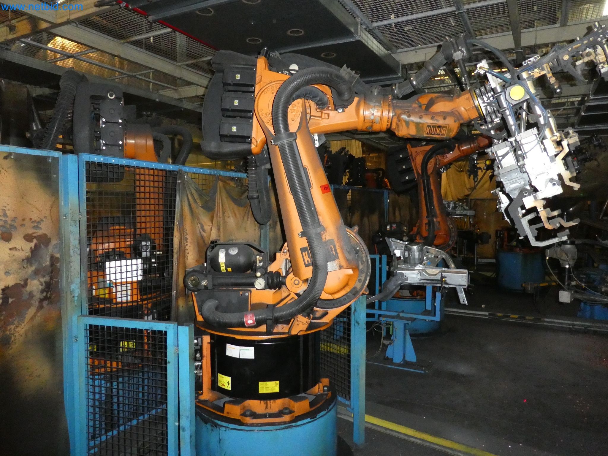 Robots, welding equipment and assembly accessories from the automotive industry-132