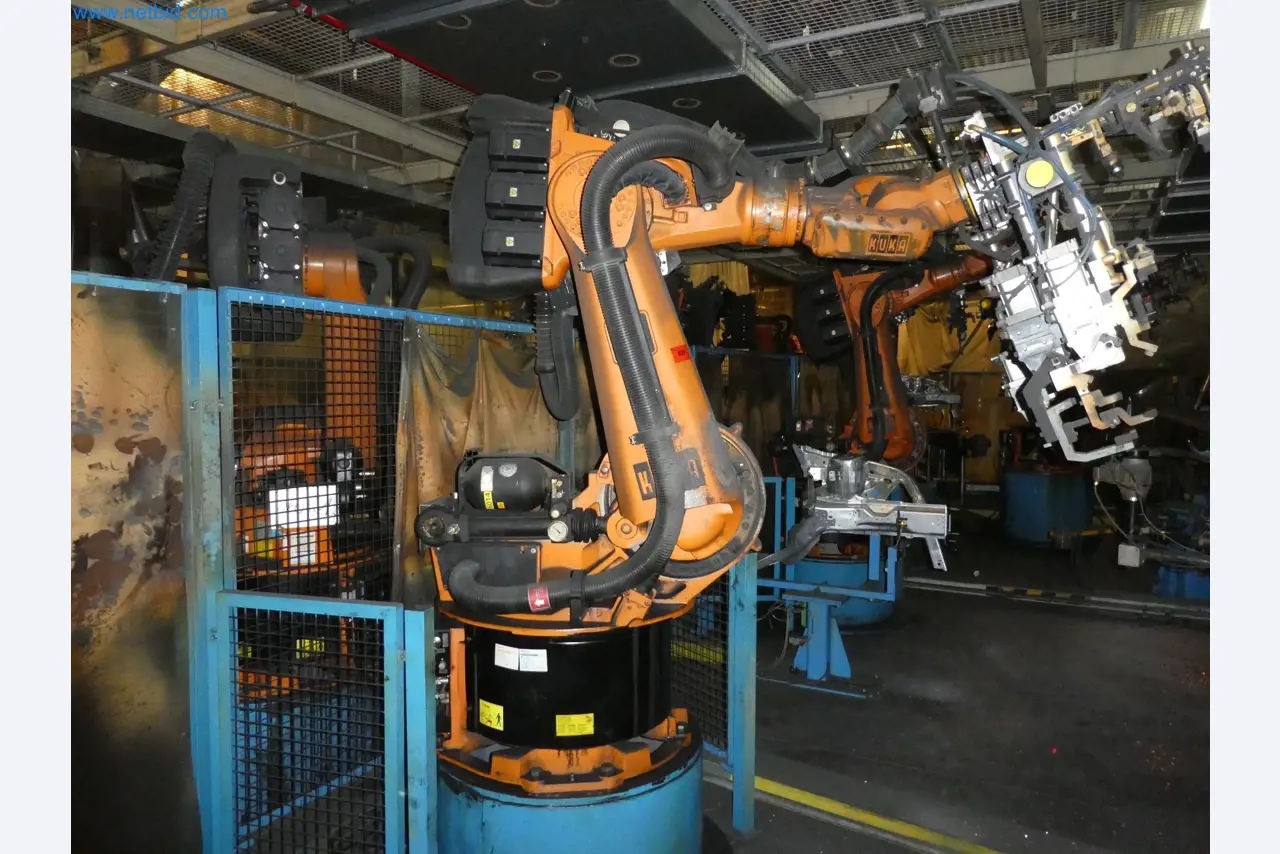 Robots, welding equipment and assembly accessories from the automotive industry-132