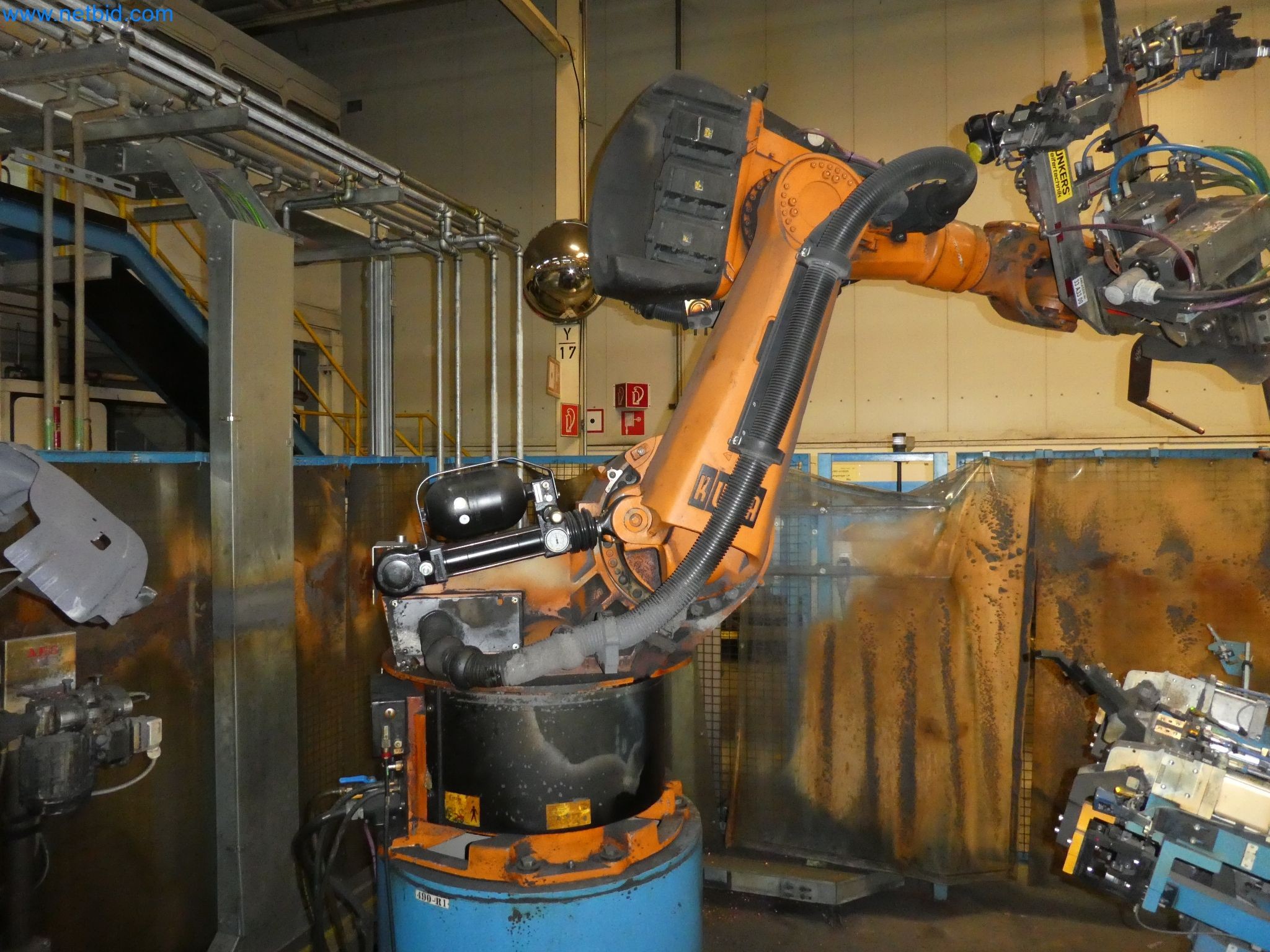 Robots, welding equipment and assembly accessories from the automotive industry-16