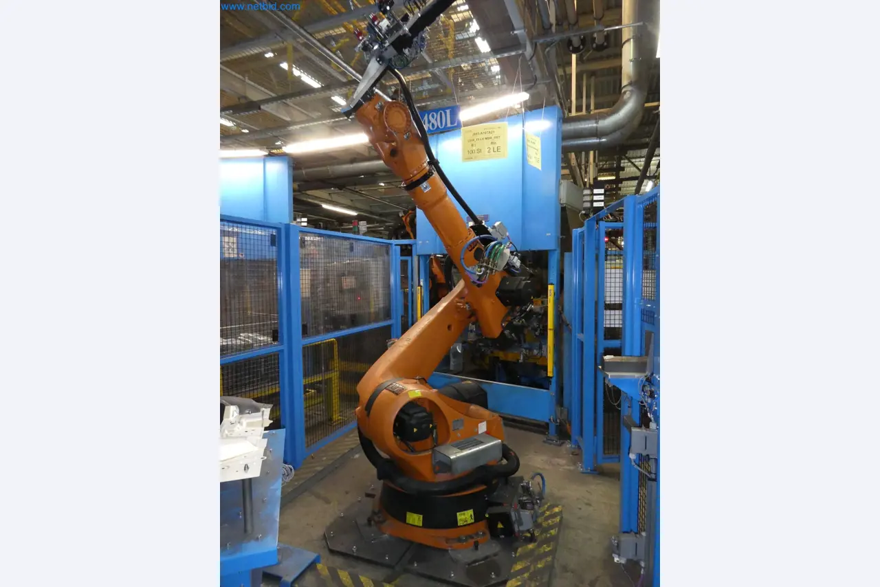 Robots, welding equipment and assembly accessories from the automotive industry-18