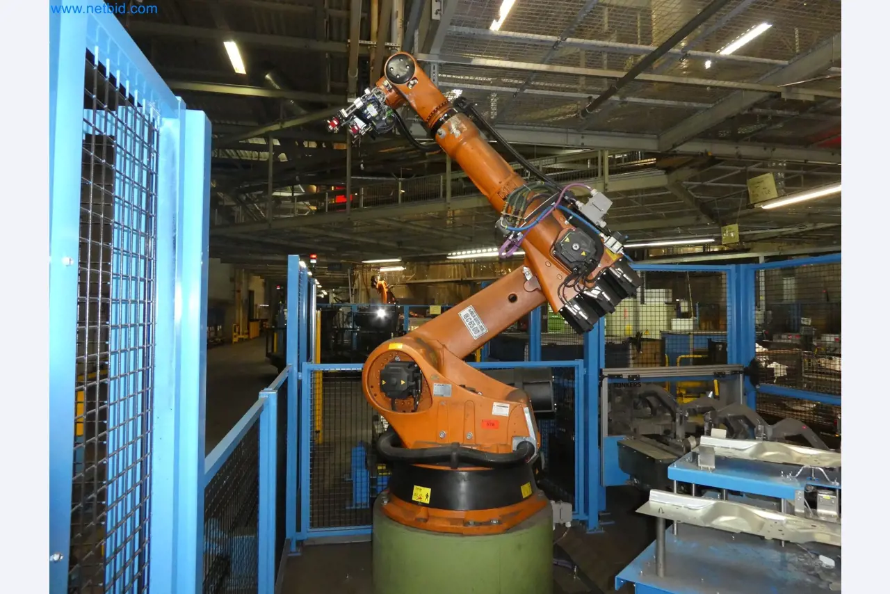 Robots, welding equipment and assembly accessories from the automotive industry-20