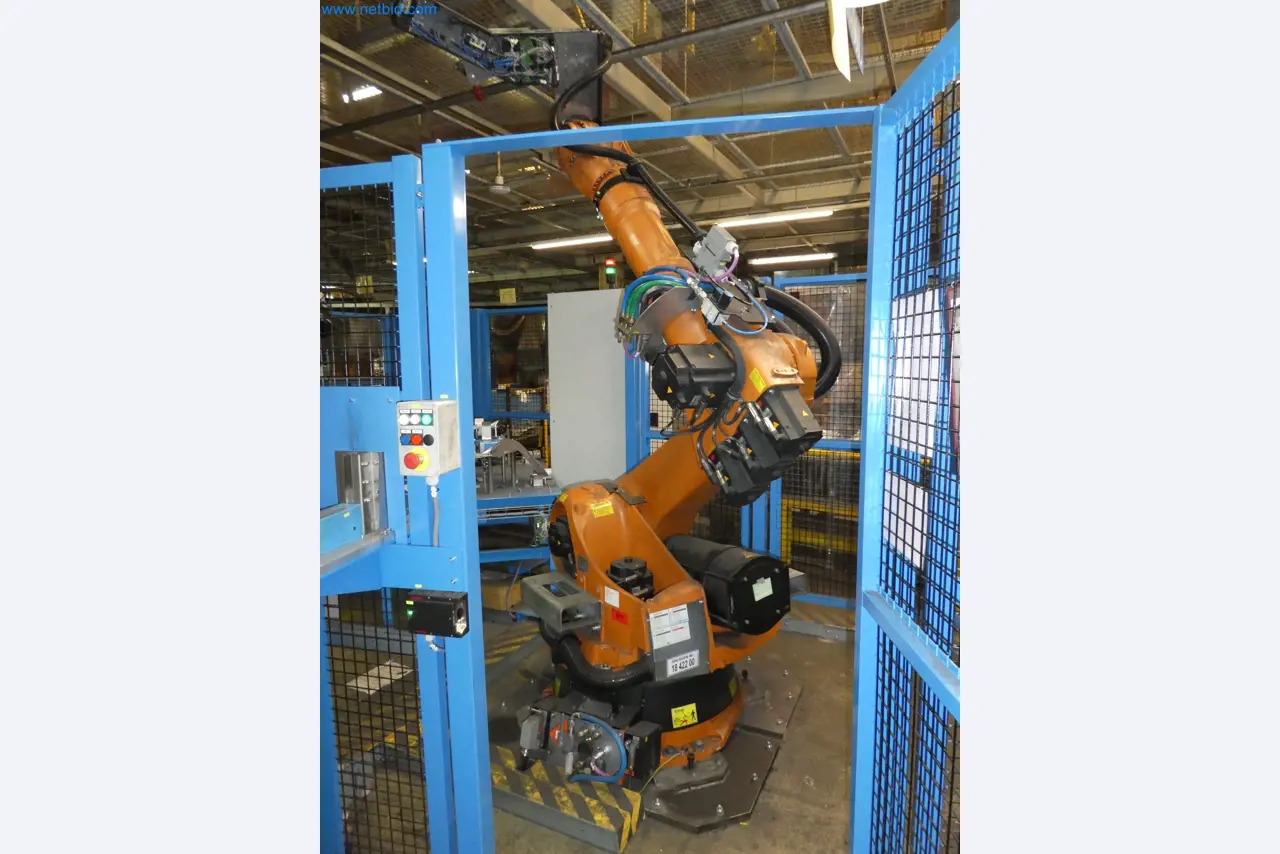 Robots, welding equipment and assembly accessories from the automotive industry-24