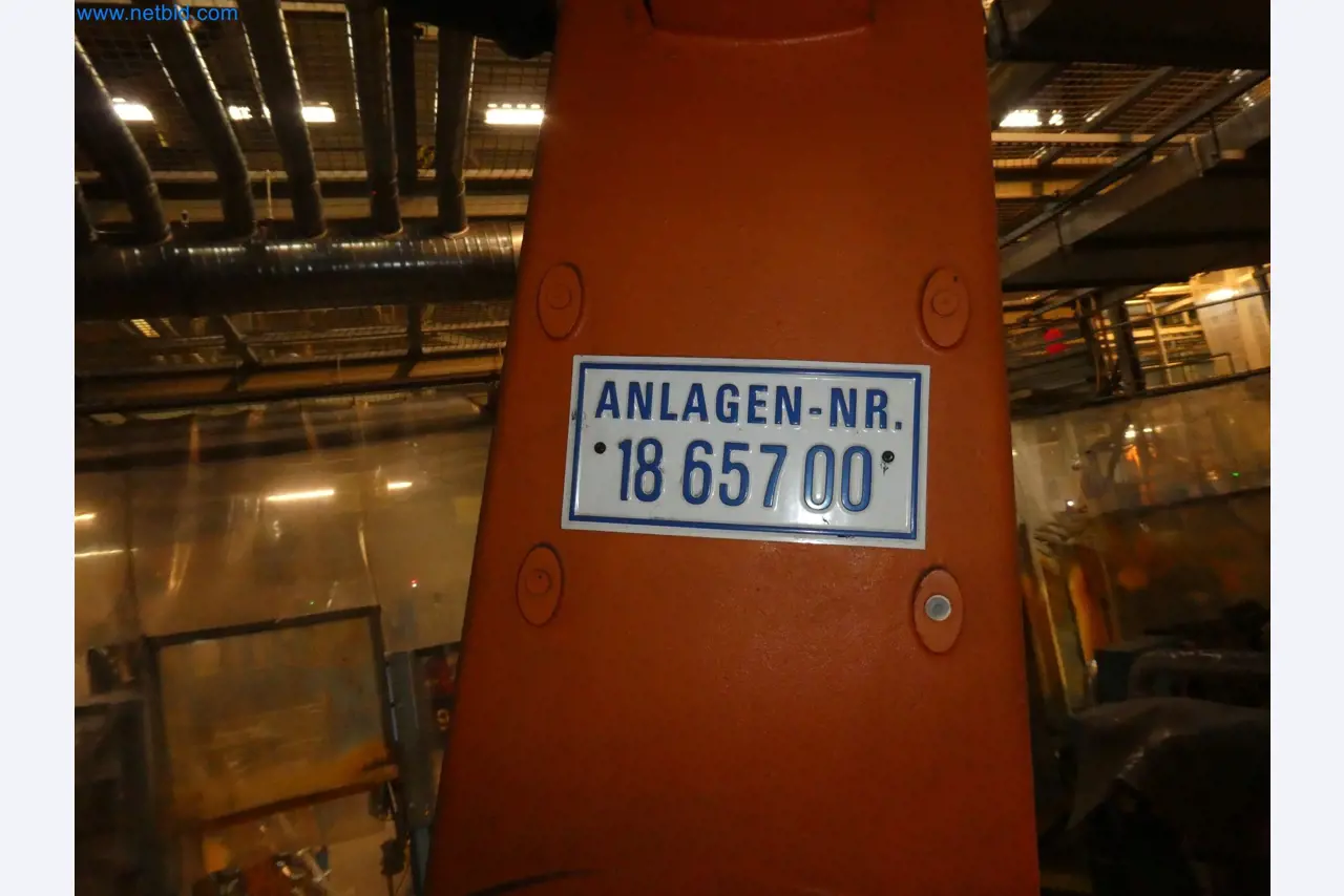 Robots, welding equipment and assembly accessories from the automotive industry-30