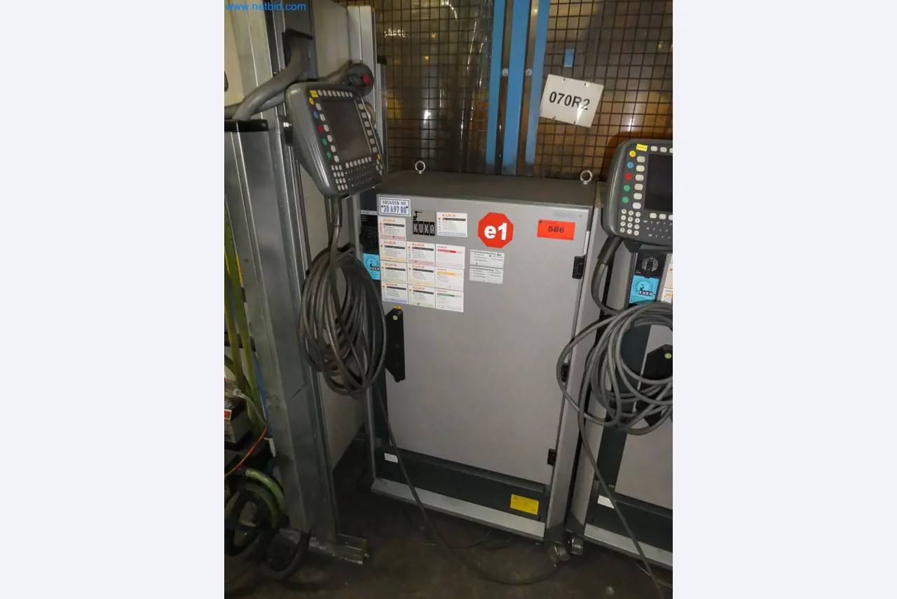 Robots, welding equipment and assembly accessories from the automotive industry-37